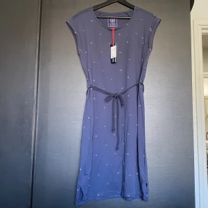 Sommar klänning med marint motiv - Perfekt stilren sommar klänning, aldrig använd, köpt för 600kr. Storlek M.