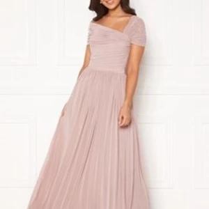 Säljer oanvänd balklänning - Säljer min fina balklänning eftersom jag inte har användning av den. Storlek 36. Prislappen sitter kvar