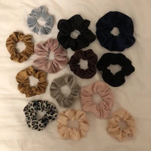 13 scrunshies - Säljer 13 stycken scrunshies tillsammans, säljes inte enskilt, typ hälften är använda en eller flera gånger å hälften är oanvända, alla i bra skick