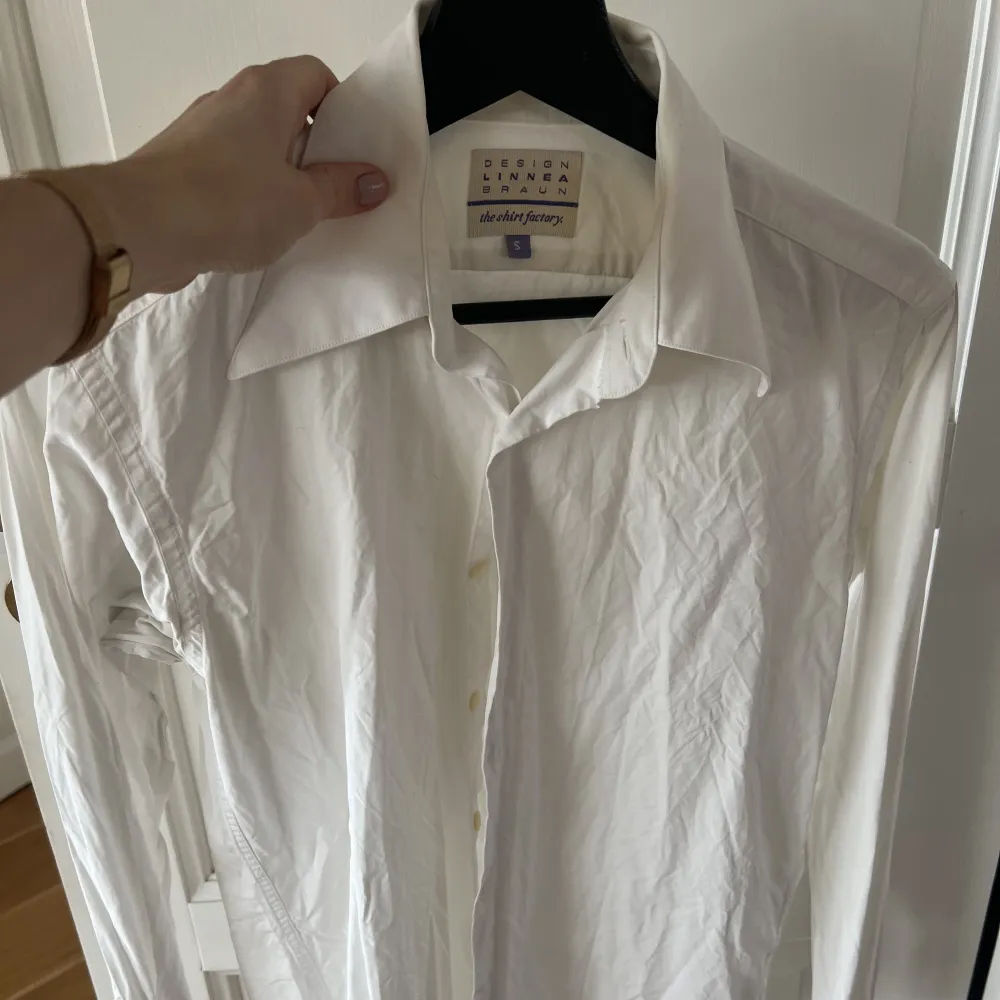 Nästan oanvänd vit skjorta, design av Linnea Braun. Stlk S 🤍. Skjortor.