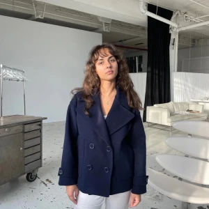 Marinblå kappa - Intressekoll på den här så fina marinblå kappan från design by si. Helt ny, aldrig använd! Skriv privat för fler bilder eller frågor<3 nypris 820kr  Köp direkt för 850kr! 