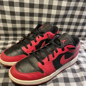Nike jordans svarta och röda - Knappt använda jordans i storlek 40, snygga och bekväma, matchar till alla klädesplagg (Köparen betalar även frakt)