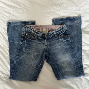Jeans!  - Snygga lågmidjade bootcut jeans! Dom är tyvärr försmå för mig så har ingen bild på men dom sitter som Xs!  MIDJEMÅTT:76 INNERBENSLÄNGDEN: 74cm 