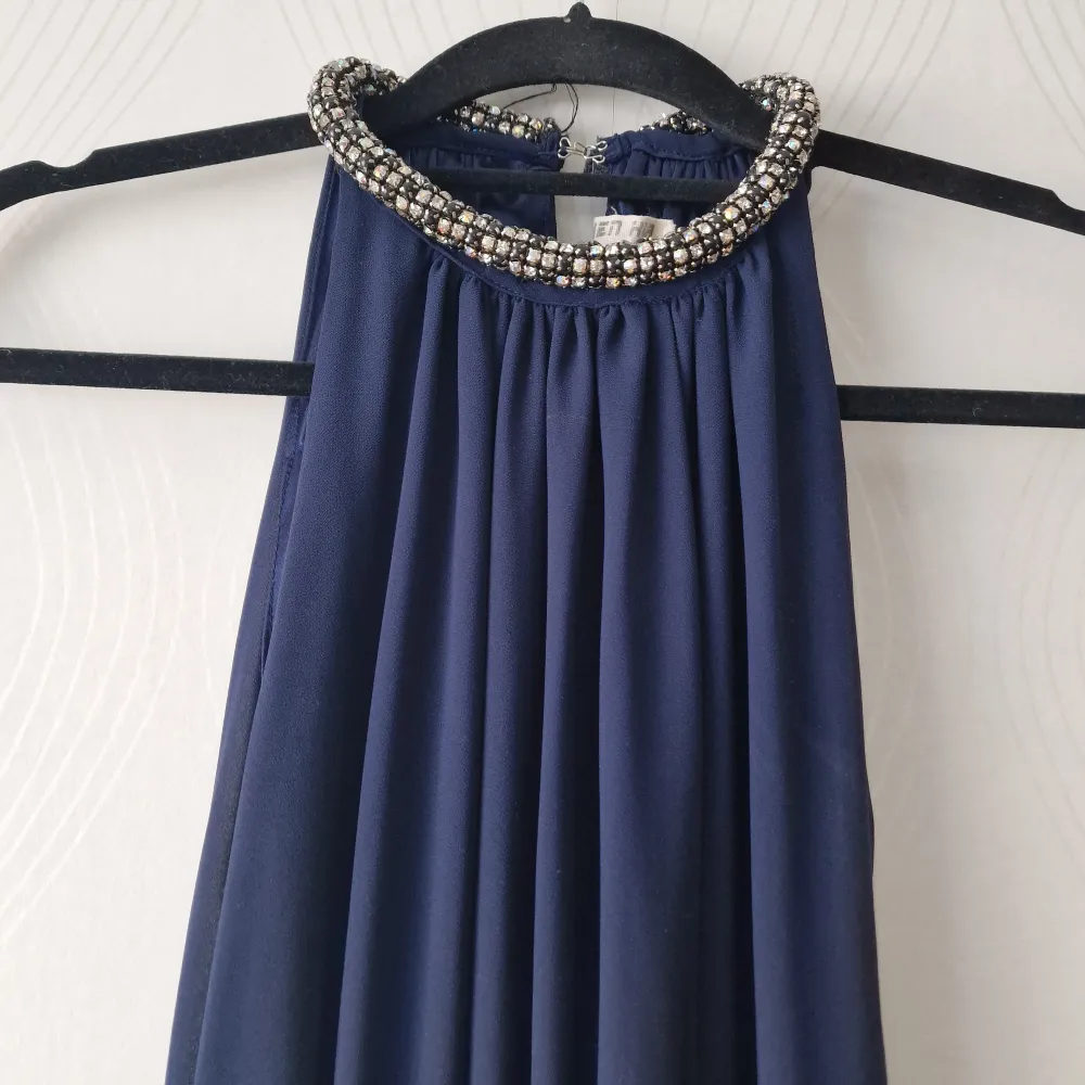 Elegant mörk blå klänning utan armar vintage!. Mekot.