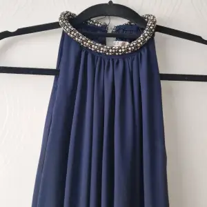 Elegant mörk blå klänning utan armar vintage!