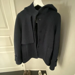 Cos kappa  - Marinblå cos jacka i stl S. Bra sick, inga defekter osv. Säljer då jag mest tröttnat och inte använder lika mycket 💕 Funkar att använda i vår men kan även används när det är kallare. Skriv för flera bilder!