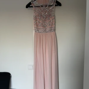 Balklänning - Balklänning från Scala, endast använd en kväll. Sjal ingår. 