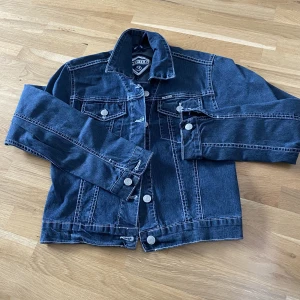 skitfin denim jacka - jättefin denimjacka. endast testad, helt ny. 