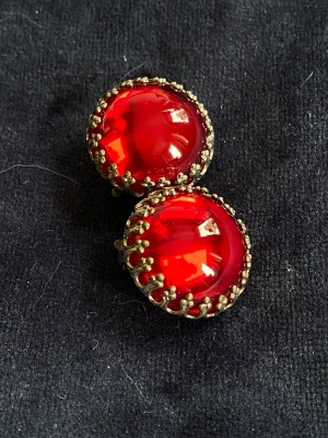 Örhängen clips  - Vinröda stenar som gnistrar