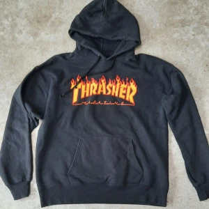 Thrasher hoodie - Svart hoodie från Thrasher. Hel och fin strl m