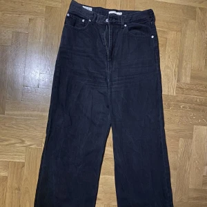 LEVIS Jeans - Nästintill oanvända svarta Levis jeans i modellen High Loose, i storlek 29 men skulle säga att dom sitter som en storlek mindre (28) då dom är högmidjade. 