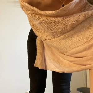 Rosa poncho - Rosa poncho från märket Karen By Simonsen. Knappt använd. 