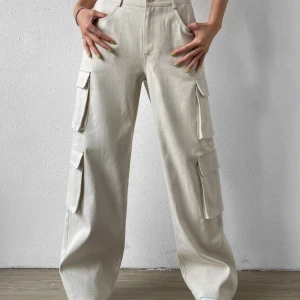 Cargo Pants - Fin jag säljer den för att jag beställde fel storlek & den är lite på mig så jag beställde nya som gör att jag har 2 st & en som jag inte använder. Köptes för 389kr & nu säljer 219. Inget fel på den & det finns inga smuts märke helt nya och oanvänd.