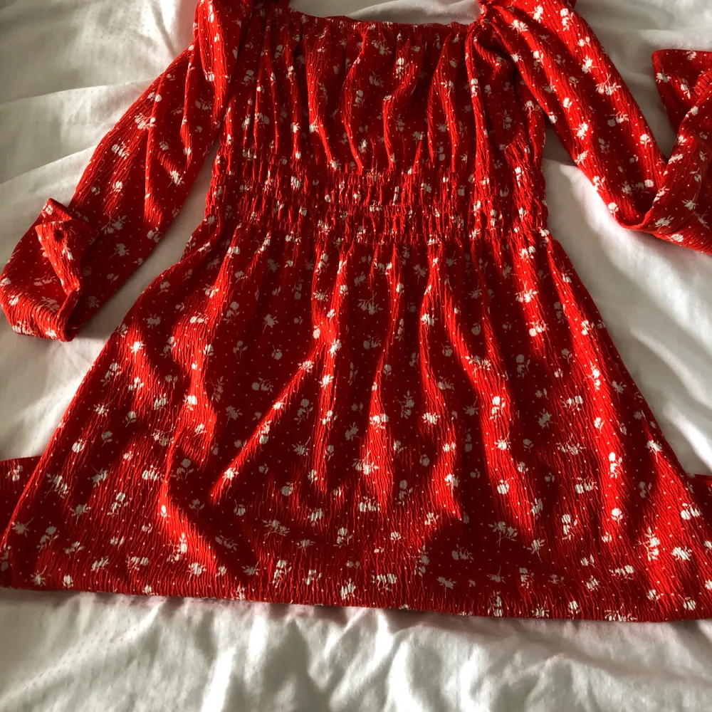 Säljer denna klänning från H&M. Perfekt för sommaren!. Klänningar.