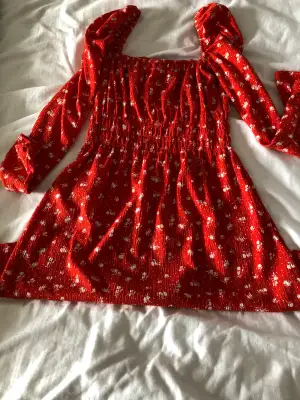 Säljer denna klänning från H&M. Perfekt för sommaren!