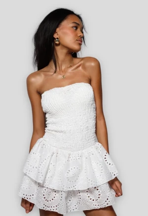 Jätte fin sommar klänning - Säljer då den var för liten för mig. Den är helt ny bara testad💓 perfekt för sommaren och andra tillfällen! Inbyggda shorts