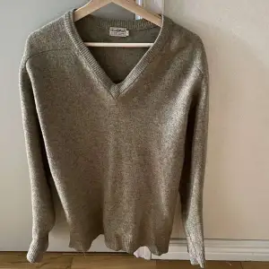 Så fin och skön stickad tröja, sitter jättefint och är köpt från Beyond retro, en grandpa sweater typ, så så fin!