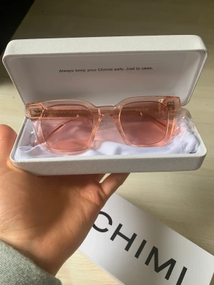 Chimi 04 - Splitter nya Chimi, aldrig använda och passar perfekt till våren eller sommaren 🌸 Glasögonen är köpta på chimies egna sida för 1250kr men säljer för 699kr. Går bra att skriva för fler frågor eller bilder ☺️ 