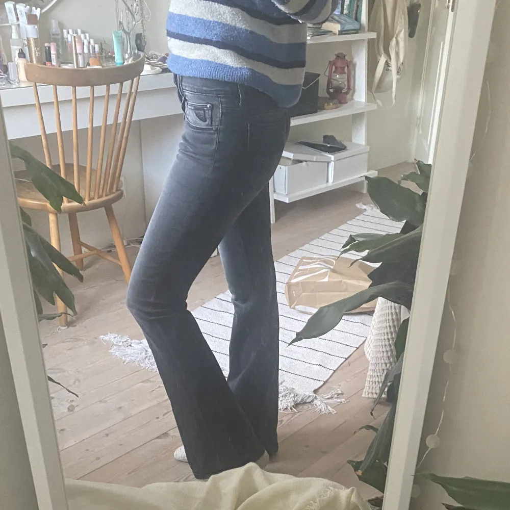 Säljer desssa Lågmidjade jeans köpte för ca 1,5 år sedan för 1200 men väldigt sparsamt använda så är typ i nyskick. Passar bra i längd på mig som är 170 cm, köpare betalar för frakt💕. Jeans & Byxor.