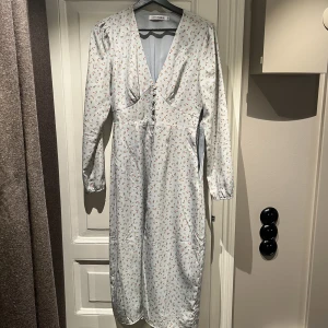 Adoore klänning  - Adoore klänning i nyskick. Storlek 36. Nypris 1495. Mitt pris 1000kr