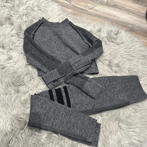 Träningskläder  - Träningsset från detcathlon. Aldrig använda. 