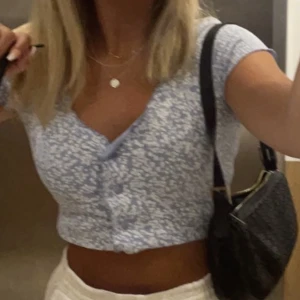 Somrig topp - Blå tröja med små blommor på i storlek S, passar perfekt till sommaren👌💗