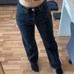 Jättefina jeans från weekday i modellen Rowe. Knappt använda och mycket fina utan utmärkningar. Storlek 27/30 men passar nog även för dig med någon storlek större!💕