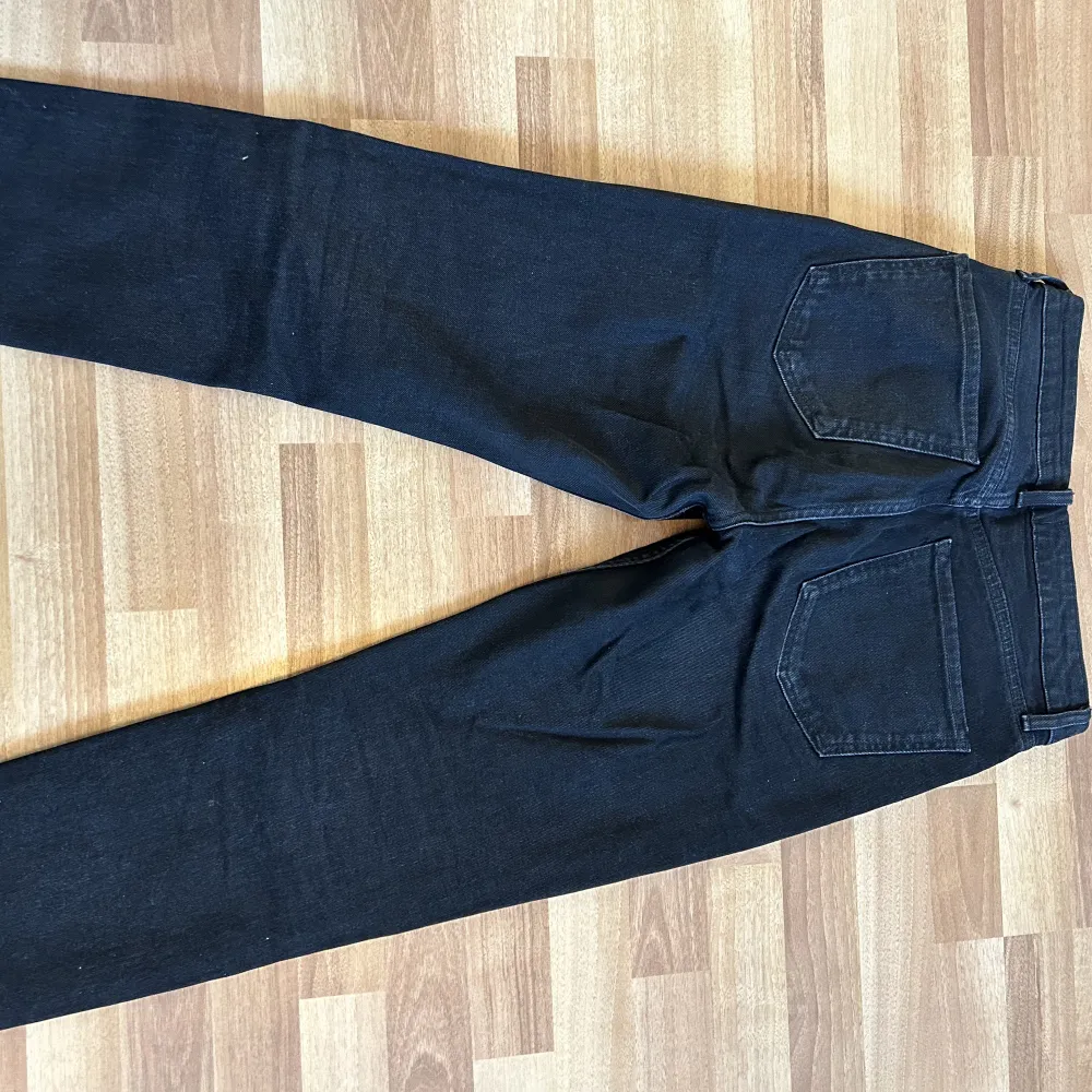 Svarta superfina jeans från Zara. Använda men utan anmärkningar då de har hållt sig mycket fina i färg och kvalitét! . Jeans & Byxor.