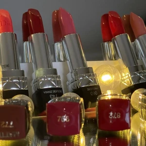 Dior läppstift  - Det finns båda matt och glow läppstifter. Priset kan diskuteras. De är helt nya ☺️Det är oöppnad tester. Jag fick de när jag jobbade med kicks. ❤️Du kan köpa ALLA för 999kr 🫶🏻