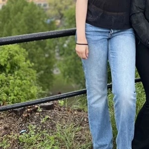 Low waist jeans - Snygga jeans från weekday i modellen Pin. Passar mig bra som brukar ha storlek 38.
