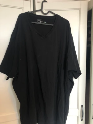 Super oversized svart T-shirt  - Så baggy som det kan bli, super oversized vneck T-shirt helsvart från dressman. Använd men i bra skick. Säljer pga att jag inte gillar vneck på migsjälv.  Kommer från rökfritt hem.  Varan är tvättad 