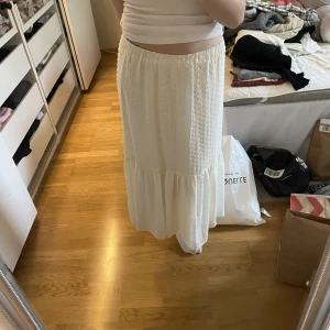 Kjol - Vit kjol med små prickar, på mig som är 177 går kjolen till vaden ungefär när ja har den lågmidjat💗kjolen är krämvit