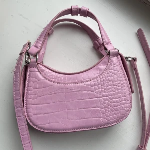 Rosa zara väska - Rosa väska från zara. Crossbody men avtagbart band.