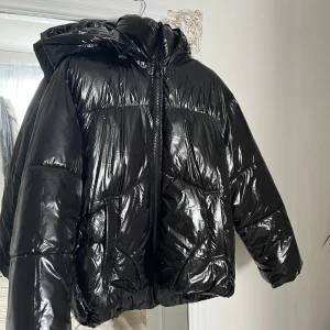 glansig dunjacka - glansig dunjacka, defekt som går att se på sista bilden