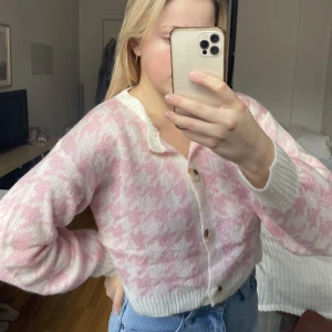 Stickad rosa & vit tröja  - 3 FÖR 2 denna veckan ⭐️Bli vårfin med denna pärla!🤍 super skön och sitter så fint💖