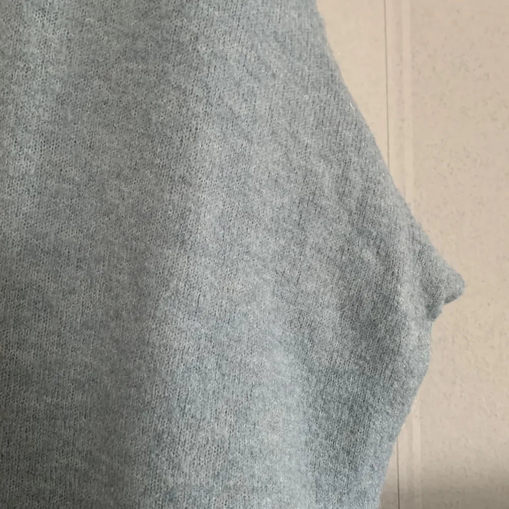 Säljer denna super sköna stickade tröja från Lindex i en blå/turkos aktig färg. Bild 2 visar färgen lite mer exakt än vad bild 1 gör! Super bra skick, säljer för 100kr + frakt. Skriv privat om ni önskar fler bilder 🥰💕. Stickat.