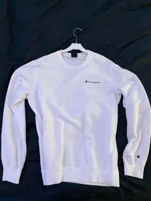 Champion vit sweatshirt  - Vit knappt använd champion sweatshirt tröja. Säljer för jag använder den ej. Väldigt bra skick