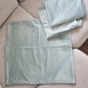 Kuddfodral 40×40 Isblå/grön sammet - Nytvättade och hela. 3st.