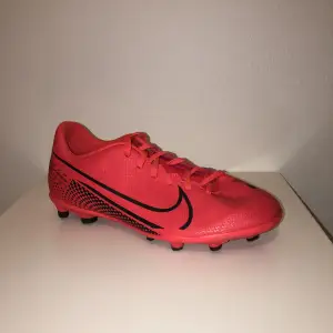 Nike Mercurial football shoes. Size EU 38.5. Very good condition, negotiable and cleaned.