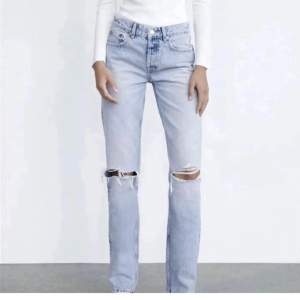 Såå fina zara straight jeans som är slutsålda! Har även gjort slits på dem vilket är superfint, nyskick och använda ca 2 ggr endast, köp gärna med köp nu!!❤️