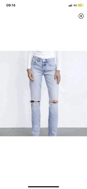 Såå fina zara straight jeans som är slutsålda! Har även gjort slits på dem vilket är superfint, nyskick och använda ca 2 ggr endast, köp gärna med köp nu!!❤️