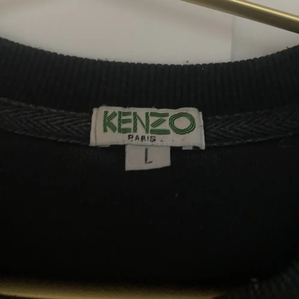 Äkta kenzo tröja i storlek L. Detta är barnstorlek så den är i samma storlek som en XS. Tröjor & Koftor.