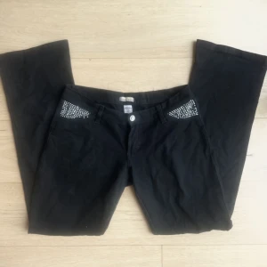 Bootcut jeans med rhinestones - Står XL i de men passar 38-40. Har tappt några rhinestones på bakfickorna men annars fint skick.