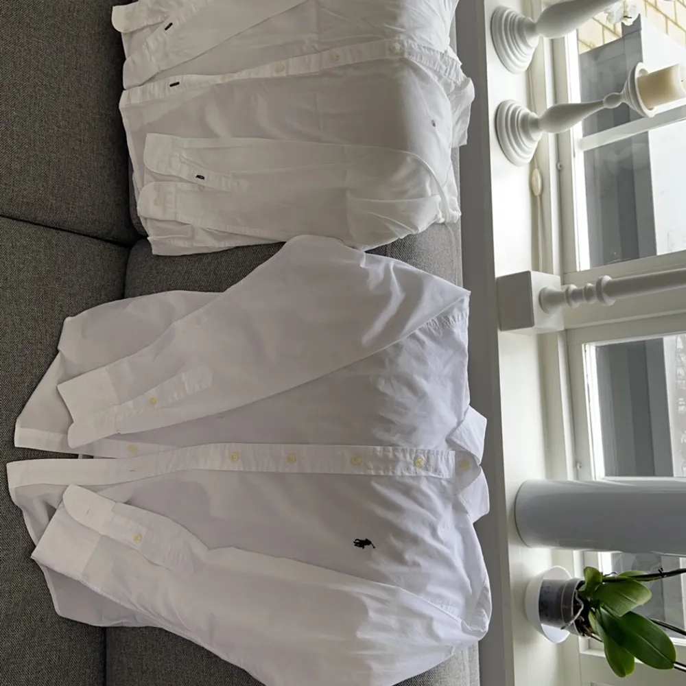 Skjortor från märkerna Ralph Lauren, Gant och Tommy Hilfiger  Storlek i dom vita är S  Storlek i den blå gant xs/S och i Ralph lauren skjortan är det S  I gant jeans skjortan är det S  150-200kr stycket . Skjortor.