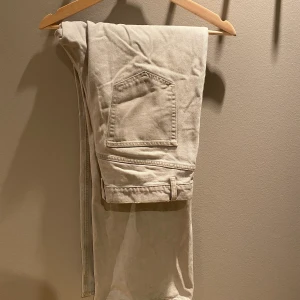 HOPE Jeans  - Fint skick, använda men fortfarande bra i skick.  7/10 cond Beige/Grå  Storlek 33 i midja, kan även passa 32 och 33.