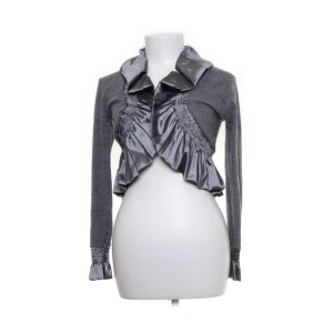 Jättefin volangbolero  - Säljer denna jättefina boleron med volanger🤩fint skick!! Möts upp på Östermalm eller fraktar 🫶🏼 gratis frakt!!