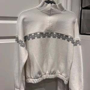 Tröja med dragkedja  - Vit tröja med dragkedja i storlek S från Newyorker. Aldrig använd. Köparen står för frakten!🤍