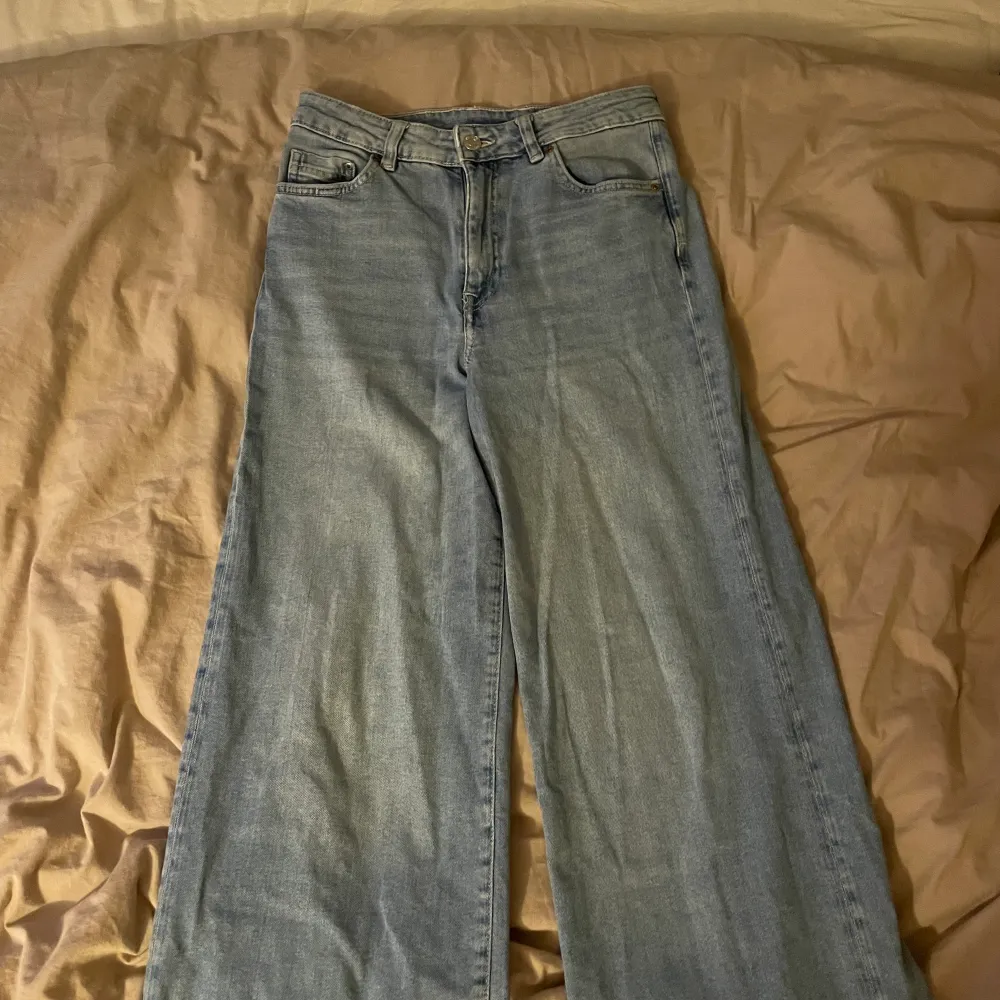 Skick: nyskick, jeans, jätte bekväma ett av mina favorit par som jag tyvärr har växt ifrån. Jag är 155 på bilden💕💕💕köpta från hm. Jeans & Byxor.