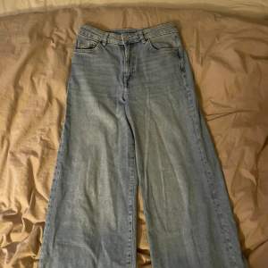 Skick: nyskick, jeans, jätte bekväma ett av mina favorit par som jag tyvärr har växt ifrån. Jag är 155 på bilden💕💕💕köpta från hm