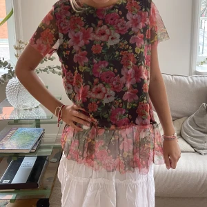 Blommig tröja - Säljer denna blommiga blus super fin nu till sommaren💘💘